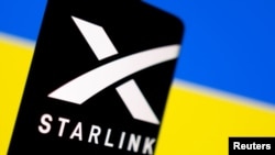 Logo Starlink trên điện thoại thông minh ở phía trước lá cờ Ukraine trong hình minh họa.