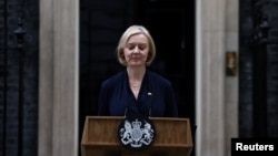 Thủ tướng Anh Liz Truss tuyên bố sẽ từ chức, bên ngoài số 10 phố Downing, London, 20/10/2022.