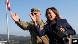 Phó Tổng thống Mỹ Kamala Harris đang đến thăm khu phi quân sự DMZ ngăn cảch hai miền Triều Tiên ở Bàn Môn Điểm