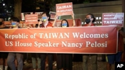 Moun Taiwan kenbe yon banye devan otel kote Lide La Chanm de Reprezantan Nancy Pelosi desann nan Taipei, Taiwan pou swete li byenvini, 2 Out 2022. 