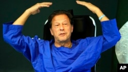 عمران خان پر جمعرات کو پنجاب کے شہر وزیرآباد میں لانگ مارچ کے دوران حملہ کیا گیا تھا ۔(فائل فوٹو)