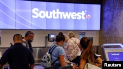 Пассажиры проходят регистрацию на рейс авиакомпании Southwest Airlines в международном аэропорту Орландо, штат Флорида, США, 11 октября 2021 года