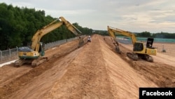 Xử lý dioxin tại sân bay Biên Hòa. Photo Facebook USAID Vietnam.