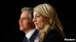 Minis Afe Etranje Kanadyen Melanie Joly ak Sekrete d Eta Ameriken Antony Blinken, pandan yon konferans pou lapres nan Ottawa, Ontario, Kanada, 27 Oktob 2022. 