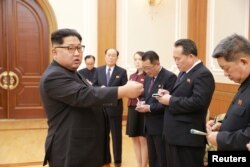 Lãnh tụ Kim Jong Un gặp các giới chức cấp cao đi tham dự Thế vận hội Mùa đông ở Hàn Quốc.