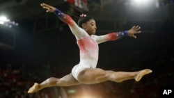 Vận động viên thể dục Mỹ Simone Biles trình diễn trên cầu thăng bằng trong đêm gala thể dục dụng cụ tại Thế vận hội Mùa hè 2016 ở Rio de Janeiro, Brazil, ngày 17 tháng 8 năm 2016.