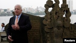 Ông John McCain - khi còn là Thượng nghị sĩ - thăm phù điêu về ông cạnh hồ Trúc Bạch ở Hà Nội, 7/4/2009.