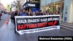 Diyarbakır’daki protesto eyleminde çözüm sürecinin konuşulduğu bir dönemde kayyum atanması eleştirildi