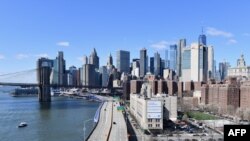 Một quang cảnh giao thông buổi sáng trên FDR Drive ở thành phố New York. Nhiều tiểu bang của mỹ đã và đang ở cửa trở lại nền kinh tế của họ dù có những cảnh báo an toàn sức khoẻ giữa đại dịch COVID-19.