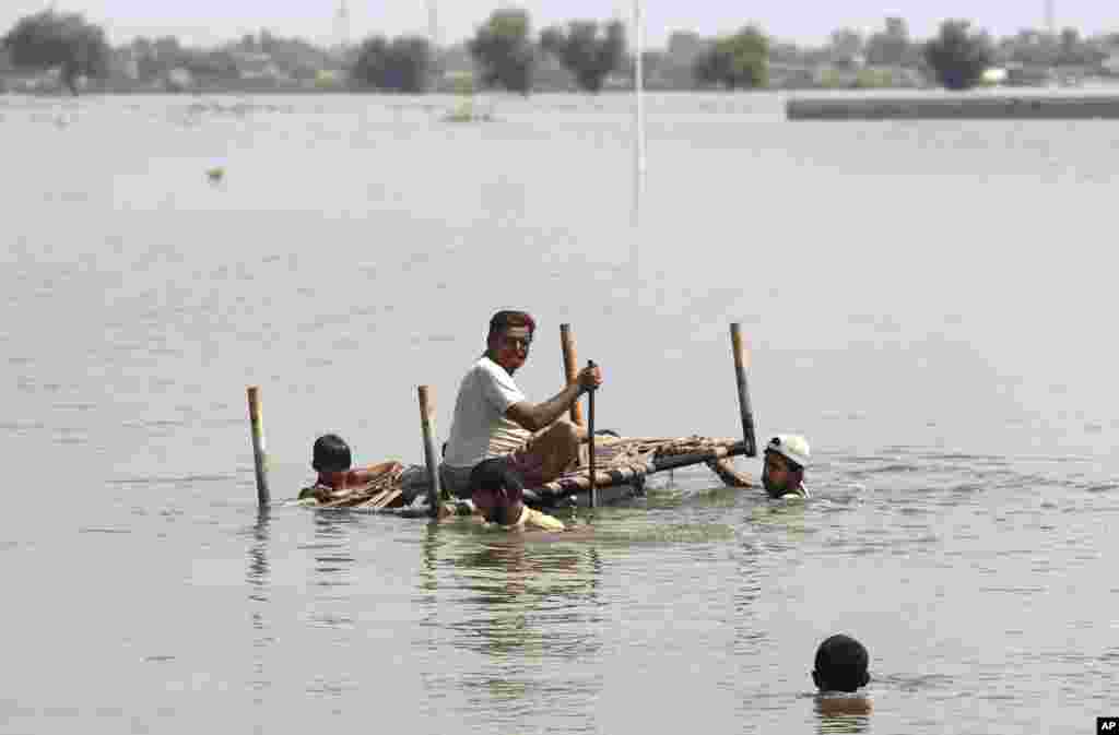 مختلف علاقوں میں اب بھی کئی کئی فٹ پانی کھڑا ہے۔