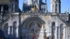 Les évêques et fidèles de l'église catholique se rassemblent lors d'une cérémonie au sanctuaire de Lourdes en direction des victimes de la pédocriminalité à Lourdes, dans le sud-ouest de la France, le 6 novembre 2021. (Photo AFP/ Valentin CHAPUIS)