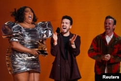 Lizzo aksepte pri pou Disk Ane a pou "About Damn Time" pandan seremoni remiz pri Grammy yo nan Los Angeles, 5 Fevriye 2023.