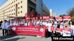 Türk Eczacıları Birliği’nin (TEB) öncülüğündeki eczacılar eczanelere astıkları afişler, dağıttıkları broşürlerle ve çeşitli illerde basın açıklamalarıyla eylemlerini sürdürüyor.