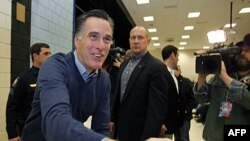 Ứng cử viên Mitt Romney chào những người ủng hộ ông ở Portland, Maine