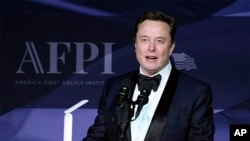 Dünyanın en zengin insanı olan Musk, “önemli yatırımları” nedeniyle Alman siyasetine müdahil olma hakkını savunmuş ve AfD'nin düzenleme, vergi ve piyasanın serbestleştirilmesine yönelik yaklaşımını övmüştü. 