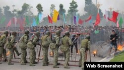 Đặc công, bộ đội, công binh, cảnh sát... của Việt Nam tham gia buổi diễn tập quy mô lớn về chống khủng bố, cứu con tin và ngăn chặn biểu tình, bạo loạn. (Ảnh chụp từ trang Tuổi Trẻ)