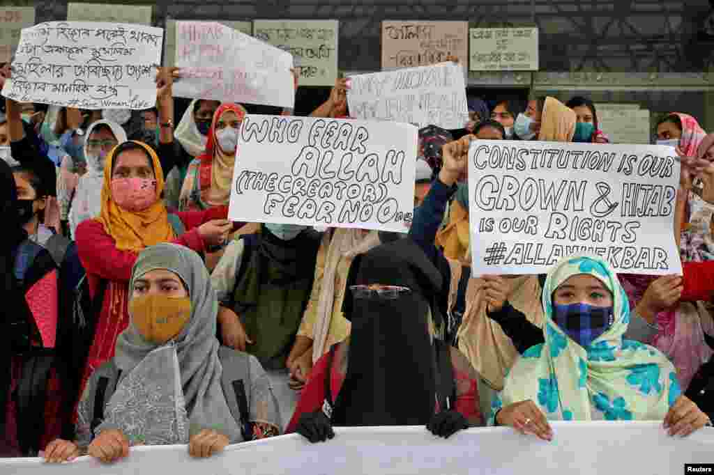 احتجاج کے دوران طلبہ کے دو گروپوں کے درمیان پتھراؤ بھی ہوا جس میں کئی طلبہ زخمی ہوئے۔