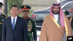 Prezidan Chinwa Xi Jinping, a goch, koute him nasyonal Lachin bo kote Prens Eritye Arabi Saoudit la, ki se Premye Minis peyi a tou, Mohammed bin Salman nan Riyadh, Arabi Saoudit, 8 Desanm 2022. 