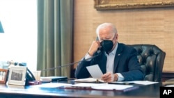 Nan foto sa a ke Lamezonblanch pibliye, Prezidan Joe Biden pale nan telefon ak konseye sekirite nasyonal li yo nan Lamezonblanch, Vandredi 22 Jiye 2022. 