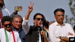  سابق وزیرِ اعظم عمران خان نے اس معاملے پر عدالت سے رُجوع کرنے کا اعلان کر رکھا ہے۔ 