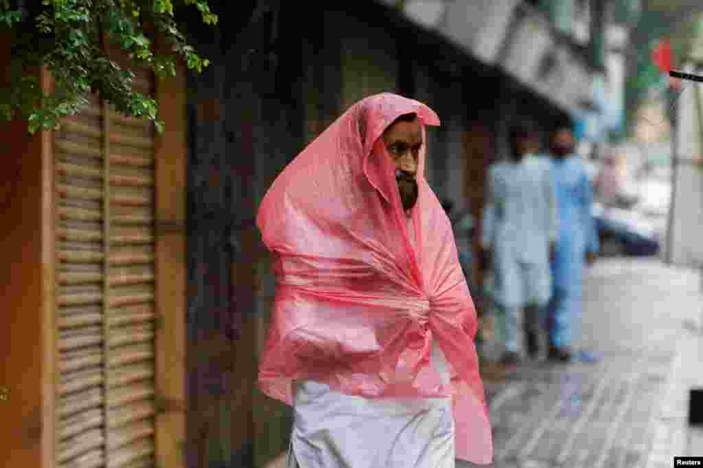 شدید بارشوں کی وجہ سے نشیبی علاقے زیرِ آب آگئے ہیں۔