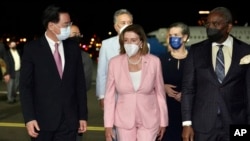 Nan foto sa a ke Ministe Afe Etranje Taiwan pibliye, Minis Joseph Wu akeyi Lide La Chanm de Reprezantan Etazini Nancy Pelosi apre li rive nan Taipei, Taiwan, Madi 2 Out, 2022. 