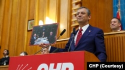 Cumhuriyet Halk Partisi Genel Başkanı Özgür Özel, CHP TBMM Grup toplantısında gündemi değerlendirdi.