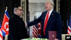 Lãnh tụ Bắc Hàn Kim Jong Un và Tổng thống Mỹ Donald Trump trong cuộc gặp ở Singapore hôm 12/6.