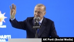 Partisinin Adana Olağan İl Kongresi’nde konuşan Cumhurbaşkanı ve AK Parti Genel Başkanı Recep Tayyip Erdoğan, “Hep birlikte, son nefesimize kadar yorulmadan bu kutlu yolda yürümeyi sürdüreceğiz” dedi. 