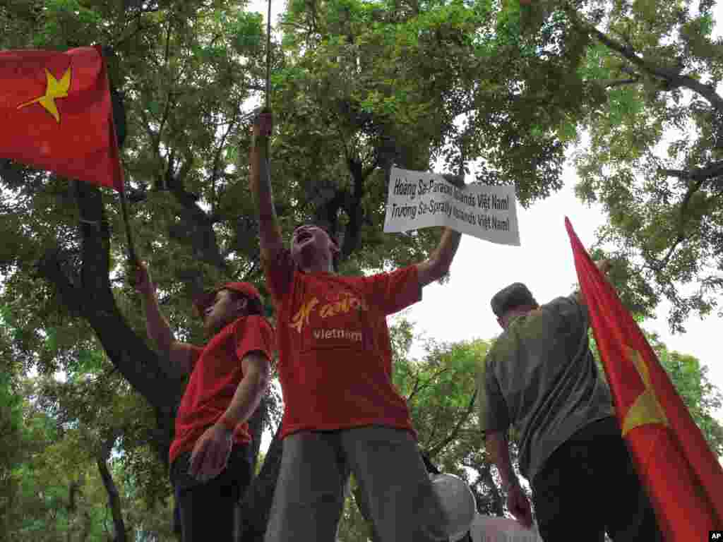 Người biểu tình bên ngoài Đại sứ quán Trung Quốc tại Hà Nội, ngày 11/5/2014.