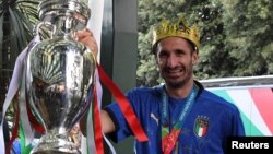 Cúp vàng trong tay đội trưởng đội tuyển Ý, Giorgio Chiellini, ngày 12 tháng Bảy, Rome, Italy.