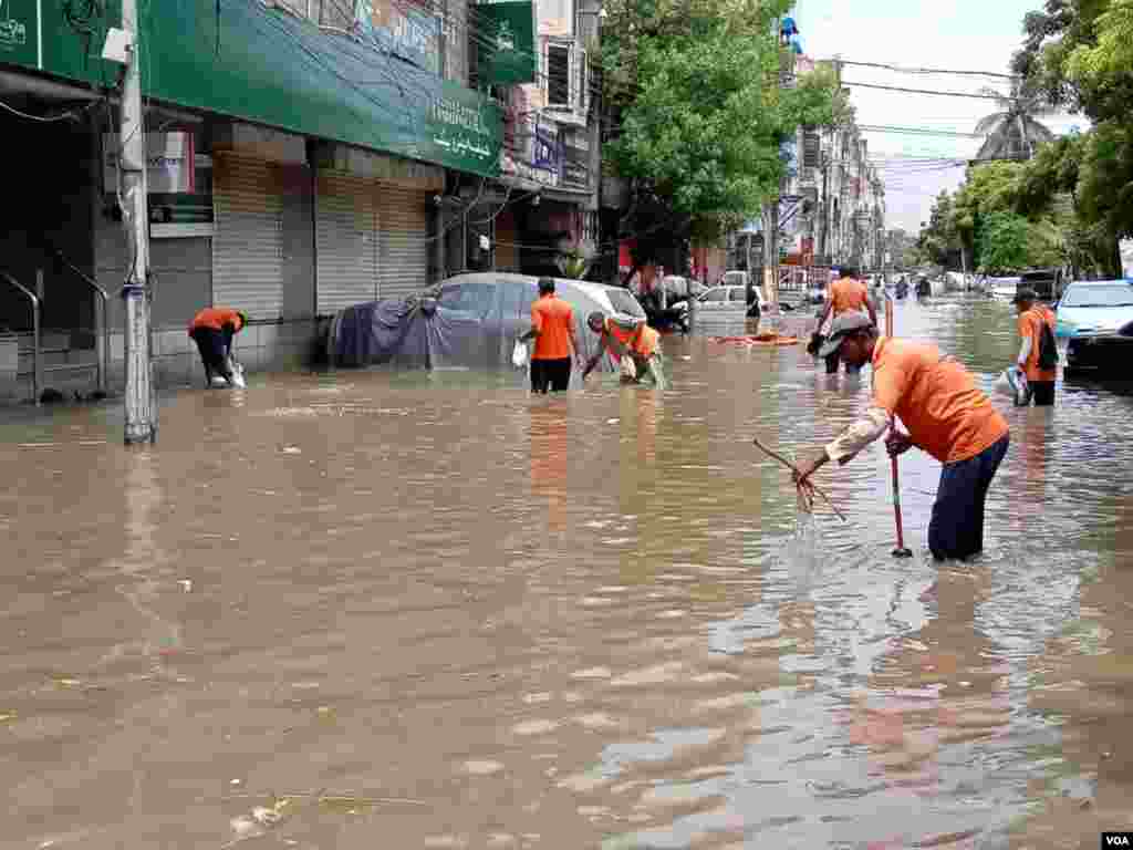 کراچی میں پیر کی صبح ہونے والی بارش کے بعد کا ایک منظر۔