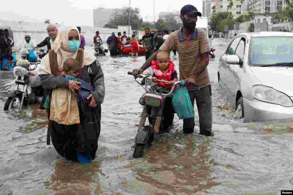 بارش کی وجہ سے مختلف حادثات میں کئی افراد کی ہلاکتیں بھی ہوئی ہیں۔&nbsp;