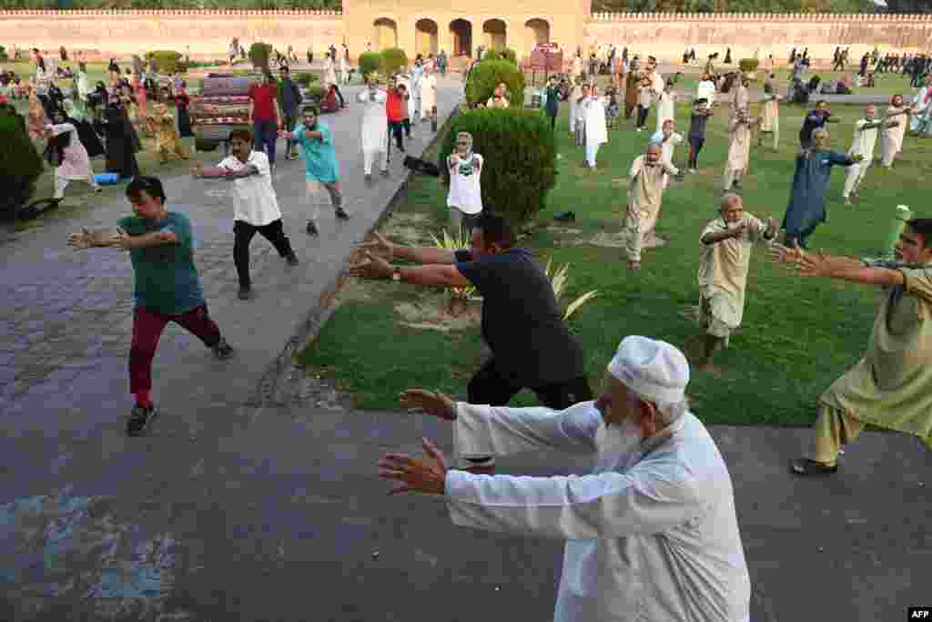 پاکستان میں اس دن کی مناسبت سے پیر کی شام ہی ایک سیشن ہوا جس میں بزرگوں نے بھی شرکت کی۔