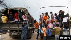 Công nhân Campuchia trên xe tải quân sự để vượt biên giới Thái Lan - Campuchia ở Aranyaprathet Sa Kaew, ngày 15/6/2014.