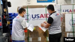 Nhân viên USAID Việt Nam kiểm tra lô hàng máy thở Mỹ hỗ trợ Việt Nam ở sân bay Nội Bài.