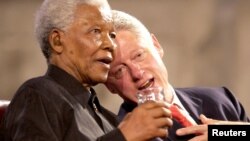 Cựu Tổng thống Hoa Kỳ Bill Clinton và cựu Tổng thống Nam Phi Nelson Mandela tại một buổi hòa nhạc ở Westminster Hall, London, 2/7/2003