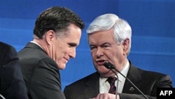 Hai ứng cử viên của đảng Cộng Hòa Mitt Romney (trái) và Newt Gingrich