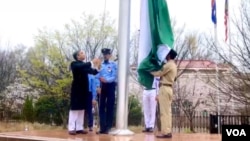 یوم پاکستان کے موقع پر واشنگٹن میں امریکی سفارت خانے میں پرچم کشائی کی جا رہی ہے۔ 23 مارچ 2020