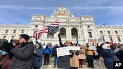 Manifestan rasanble devan capitol eta Minnesota nan vil St. Paul, 5 Fevriye 2025. 