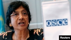 Bà Navi Pillay nói rằng những vụ tấn công nhắm vào những nơi được sử dụng riêng cho mục tiêu trợ giúp nhân đạo có thể là tội ác chiến tranh. 