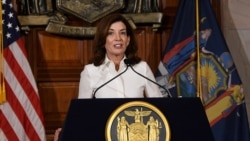 Nouvo Gouvènè Eta New York la, Kathy Hochul. (Foto AP/Hans Pennink).