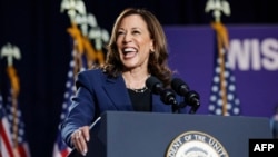 Phó Tổng thống Hoa Kỳ và ứng cử viên Tổng thống của Đảng Dân chủ Kamala Harris phát biểu tại Trường Trung học West Allis Central trong cuộc vận động tranh cử đầu tiên của bà ở Milwaukee, bang Wisconsi, ngày 23 tháng 7 năm 2024.