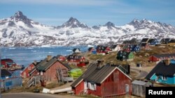 Những ngọn núi phủ đầy tuyết ở bến cảng và thị trấn Tasiilaq, Greenland. 