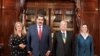 El presidente de México, Andrés Manuel López Obrador, y el de Venezuela, Nicolás Maduro, posan para una foto durante su encuentro en el palacio de Miraflores, en Caracas, el 1 de diciembre de 2018.