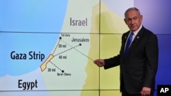 Thủ tướng Israel Benjamin Netanyahu trình bày trước bản đồ trong cuộc họp báo tại Văn phòng Báo chí Chính phủ ở Jerusalem, hôm 4/9.