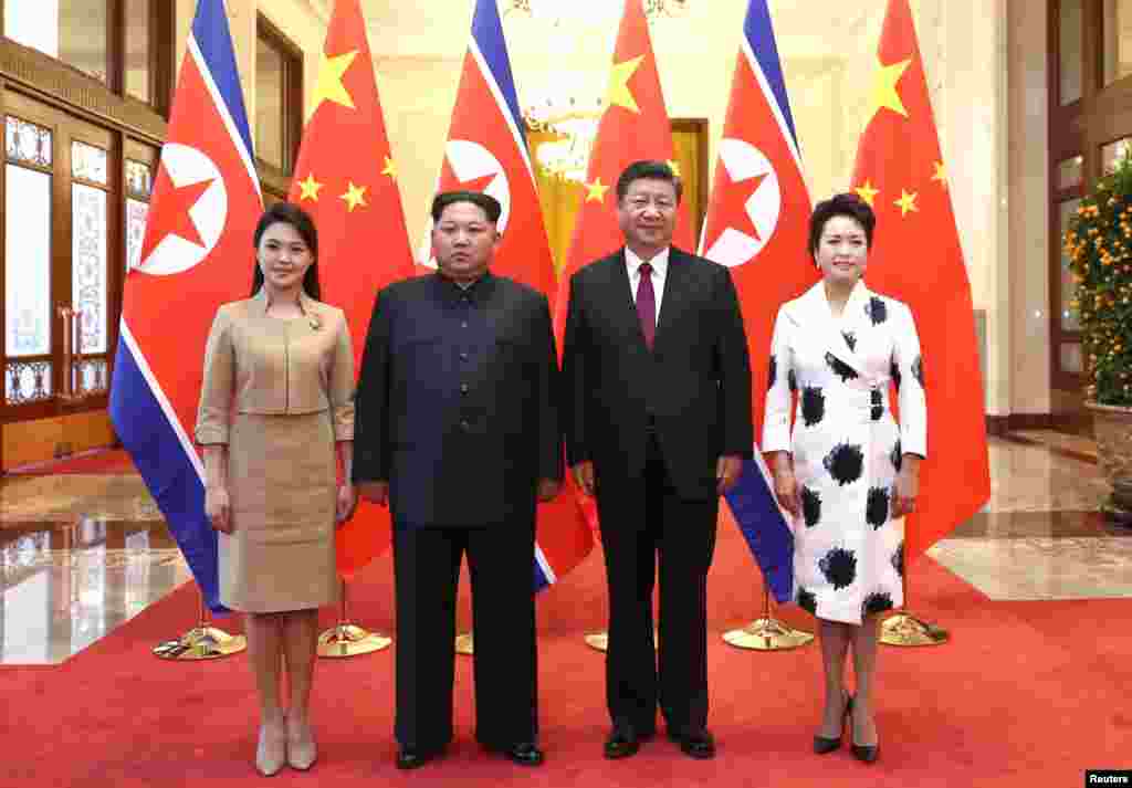 Lãnh tụ Triều Tiên Kim Jong Un và phu nhân Ri Sol Ju chụp ảnh lưu niệm với Chủ tịch Trung Quốc Tập Cận Bình và phu nhân Bành Lệ Viên tại Đại Sảnh đường Nhân dân ở Bắc Kinh, Trung Quốc, ngày 28/3/18.