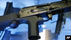 Thiết bị "bump stock" hoạt động bằng cách lợi dụng cơ chế giật lùi của súng để kích hoạt cò súng, cho phép vũ khí bán tự động nhả hàng trăm viên đạn mỗi phút, biến nó thành súng máy.