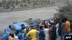 پاکستان کی وزارتِ خارجہ کے بیان کے مطابق مکینیکل خرابی کی وجہ سے بس کھائی میں گرنے سے گیس لیکج کے باعث دھماکہ ہوا تاہم مزید تحقیقات کا سلسلہ جاری ہے۔