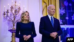 Tổng thống Hoa Kỳ Joe Biden và Đệ nhất phu nhân Jill Biden tại buổi tiệc mừng lễ Hanukkah tại Phòng phía Đông của Nhà Trắng ở Washington, DC vào ngày 16/12/2024.